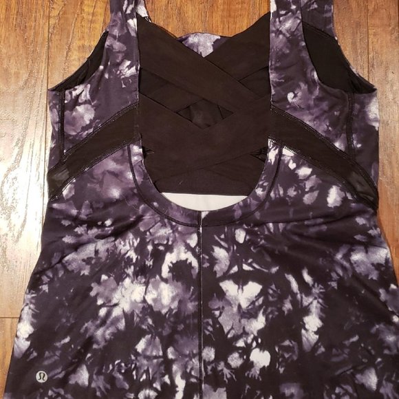 Lululemon top Med/8 built in bra - Picture 2 of 6